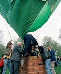 822481 Afbeelding van het instappen van burgemeester mr. I.W. Opstelten in een heteluchtballon, voor een ballonvaart ...